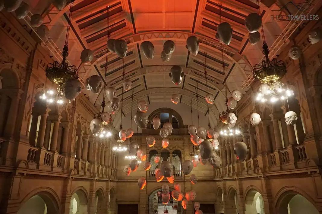 Köpfe-Installation in der Kelvingrove Art Gallery